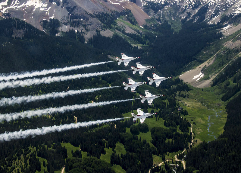 Illustration for article titled Look At These Striking Images Of The Thunderbirds Soaring Over Telluride
